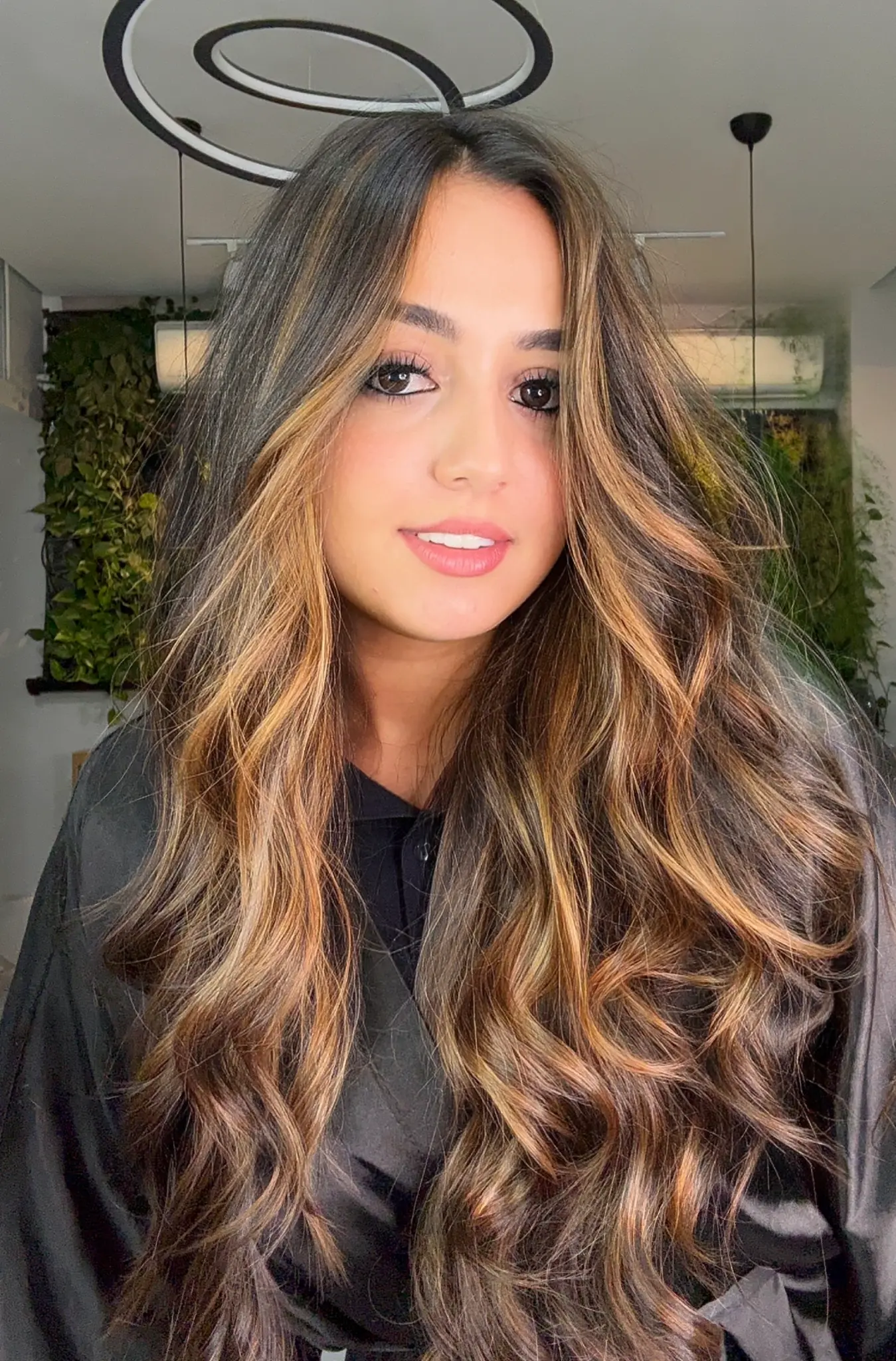 Cabelo longo com iluminação suave em tom de morena iluminada