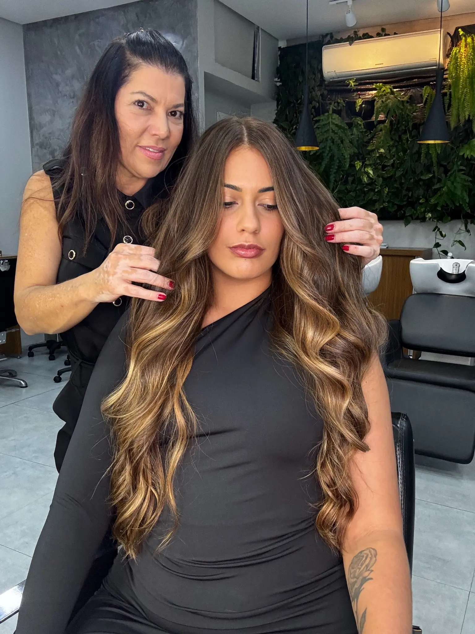Cabelo com mechas douradas e moldura iluminada no rosto