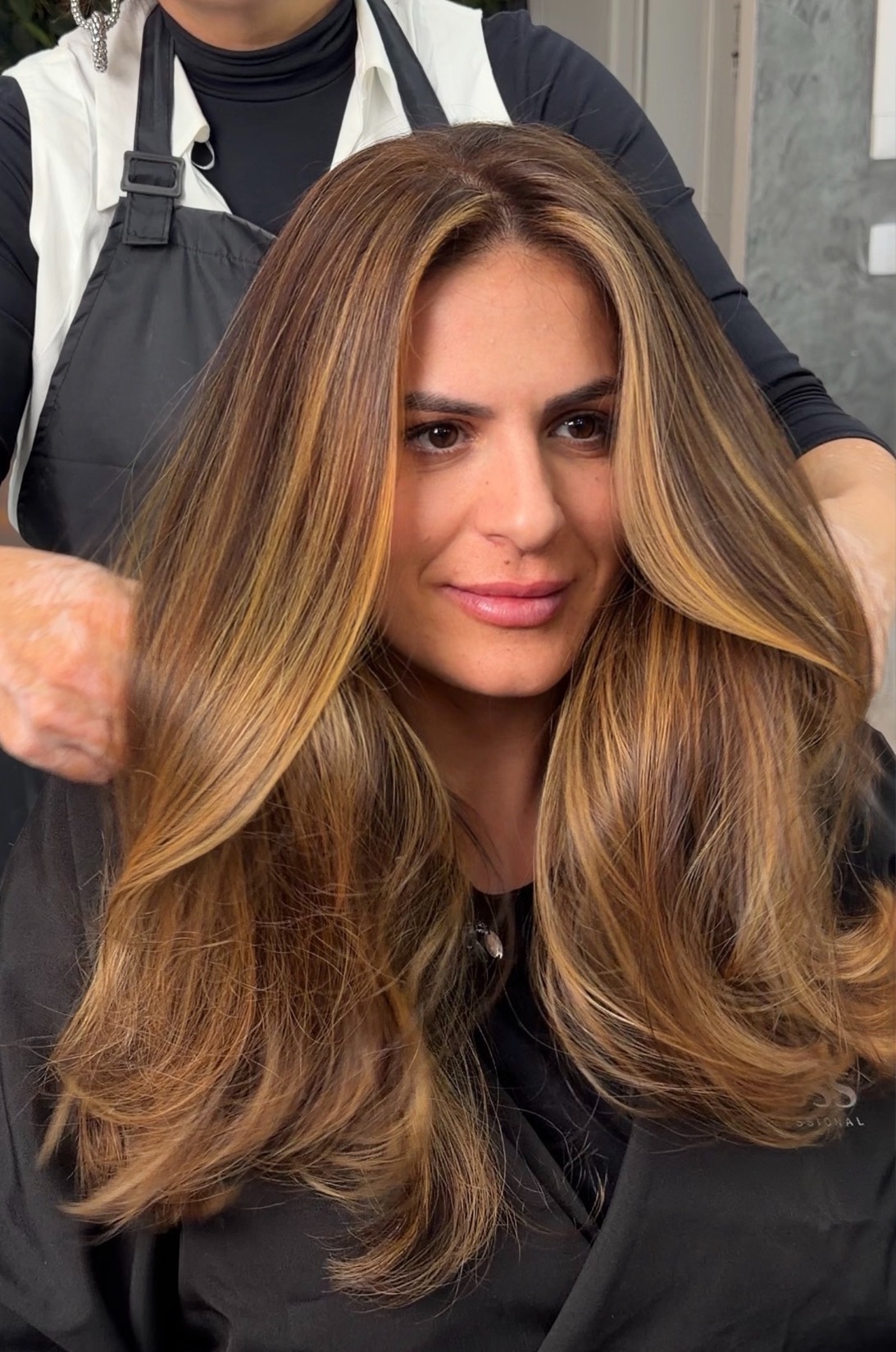 Cabelo longo com mechas douradas e acabamento definido
