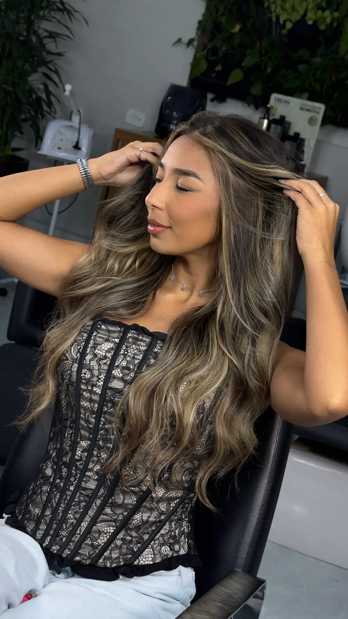 Cabelo iluminado em tom frio com ondas e acabamento sofisticado